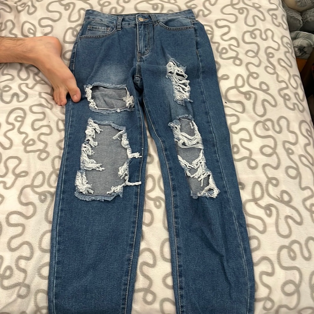 I’m selling these dark wash ripped jeans, they have never been warn